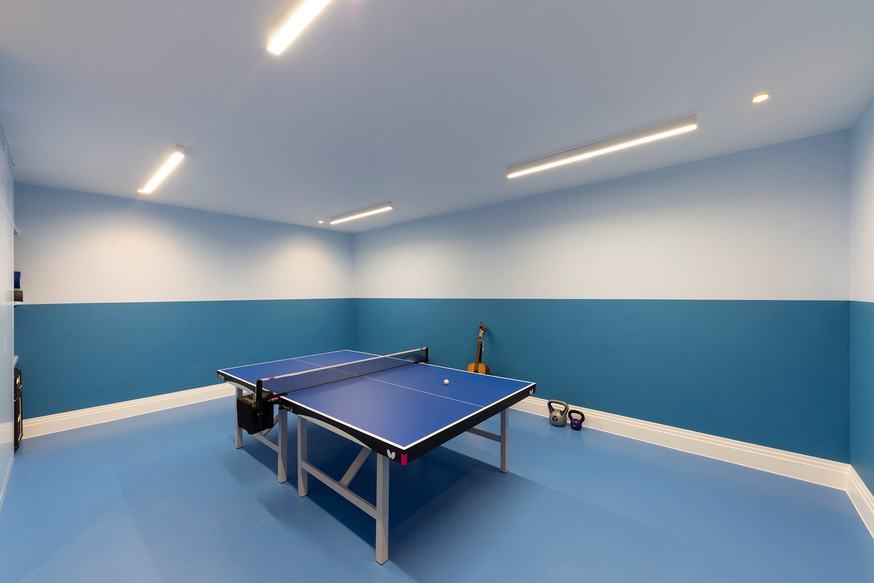 Sous-sol rénové en salle de tennis de table