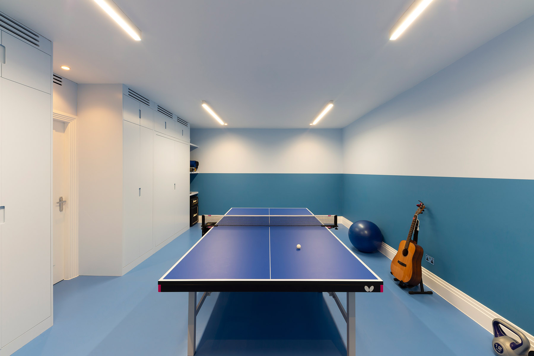 Sous-sol rénové en salle de ping-pong