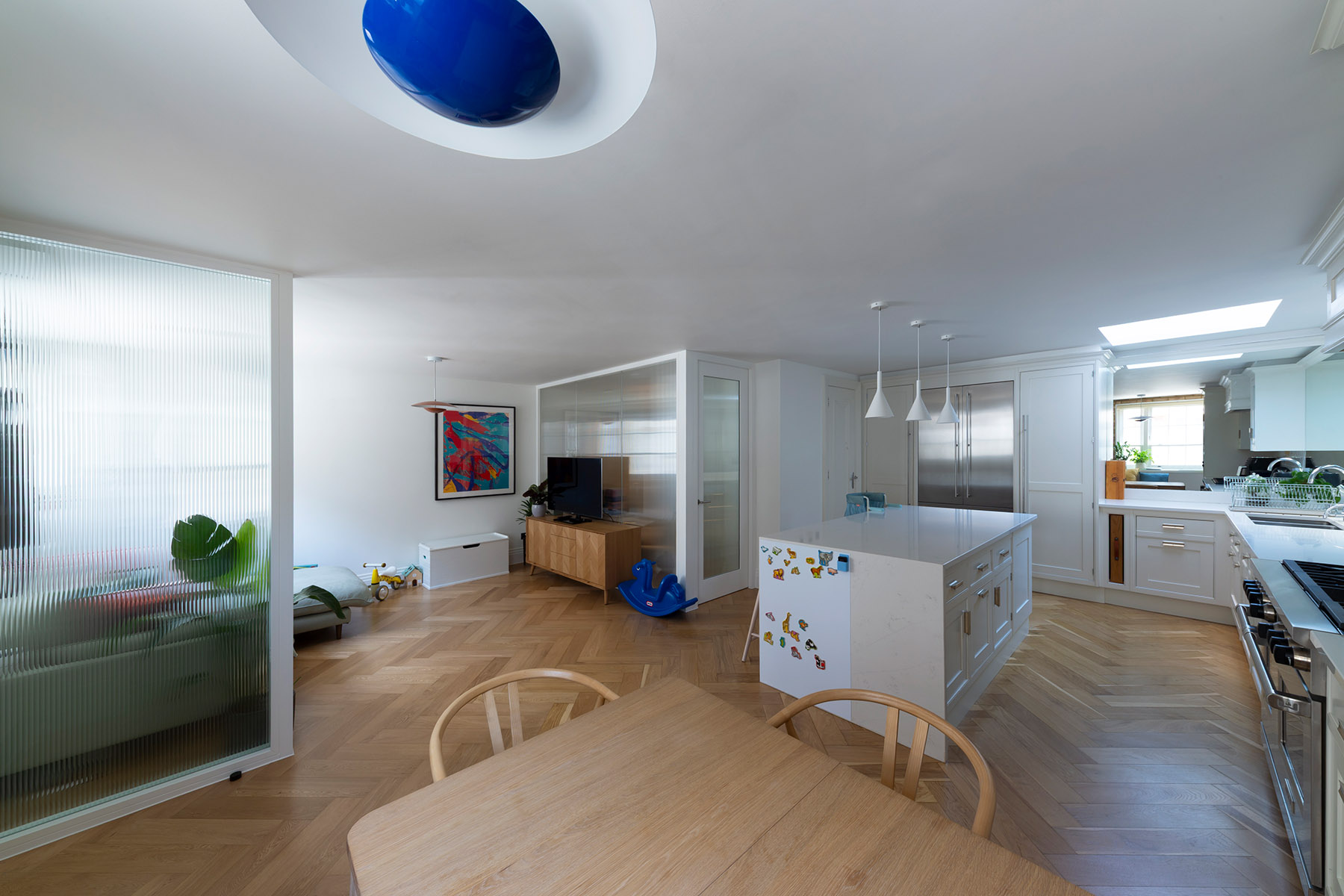 Rez-de-chaussée rénové avec parquet sablé et partitions vitrées